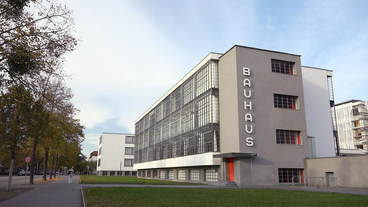 Frontansicht auf das Bauhaus-Gebäude in Dessau