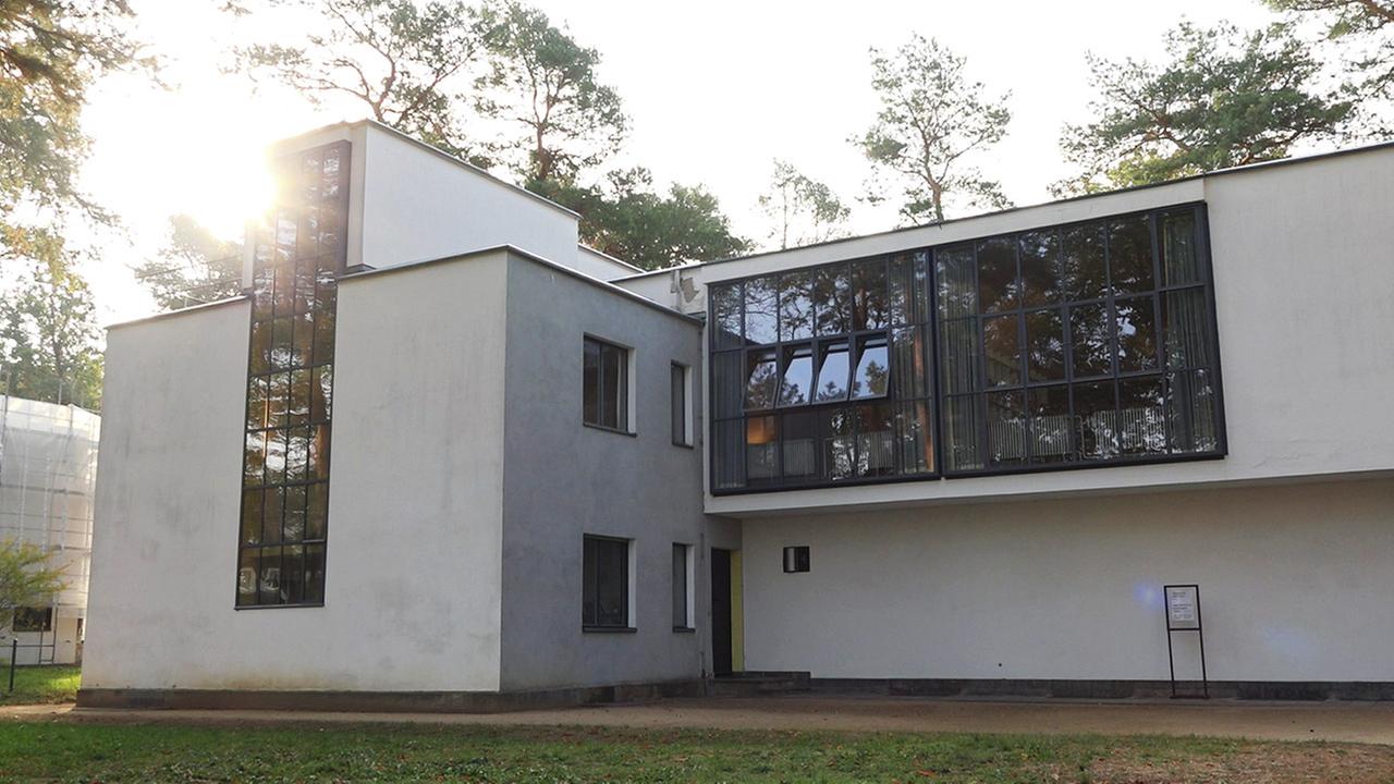 Frontansicht auf ein Mietshaus im Bauhaus-Stil