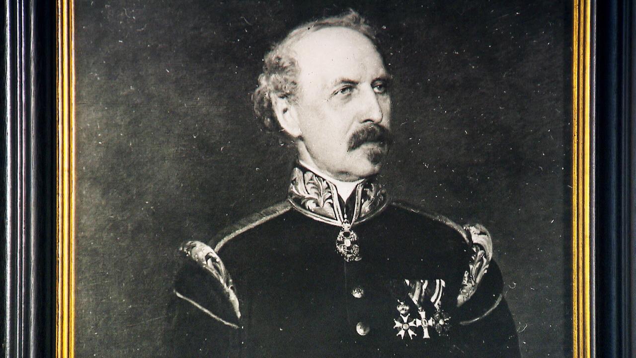 Ein schwarz-weiss-Portrait in gold-schwarzen Bilderrahmen