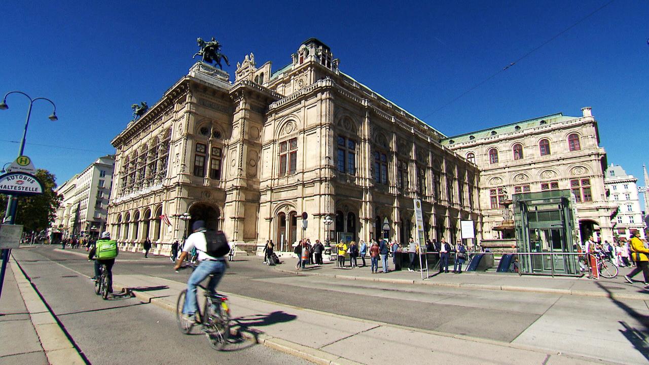 Eine Außenfassade vor strahlend blauem Himmel