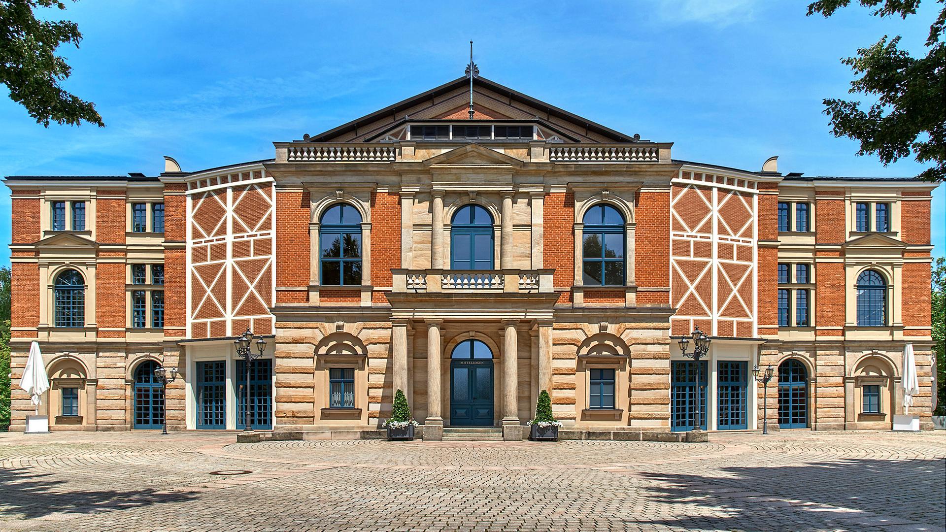 Das backsteinfarbene Bayreuther Festspielhaus von vorne.