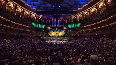 Die sehr prachtvolle, berühmte Royal Albert Hall London mit Publikum bei den BBC Proms. Es sind 9500 Plätze besetzt, davon 7000 Sitzplätze und 2500 Stehplätze.