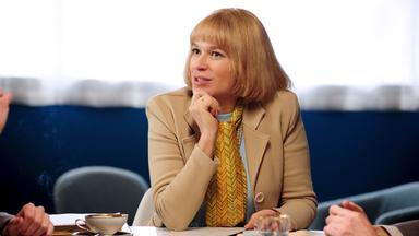 Beate (Franka Potente) hat ihre Firma vergrößert und hält eine Mitarbeiterbesprechung ab.