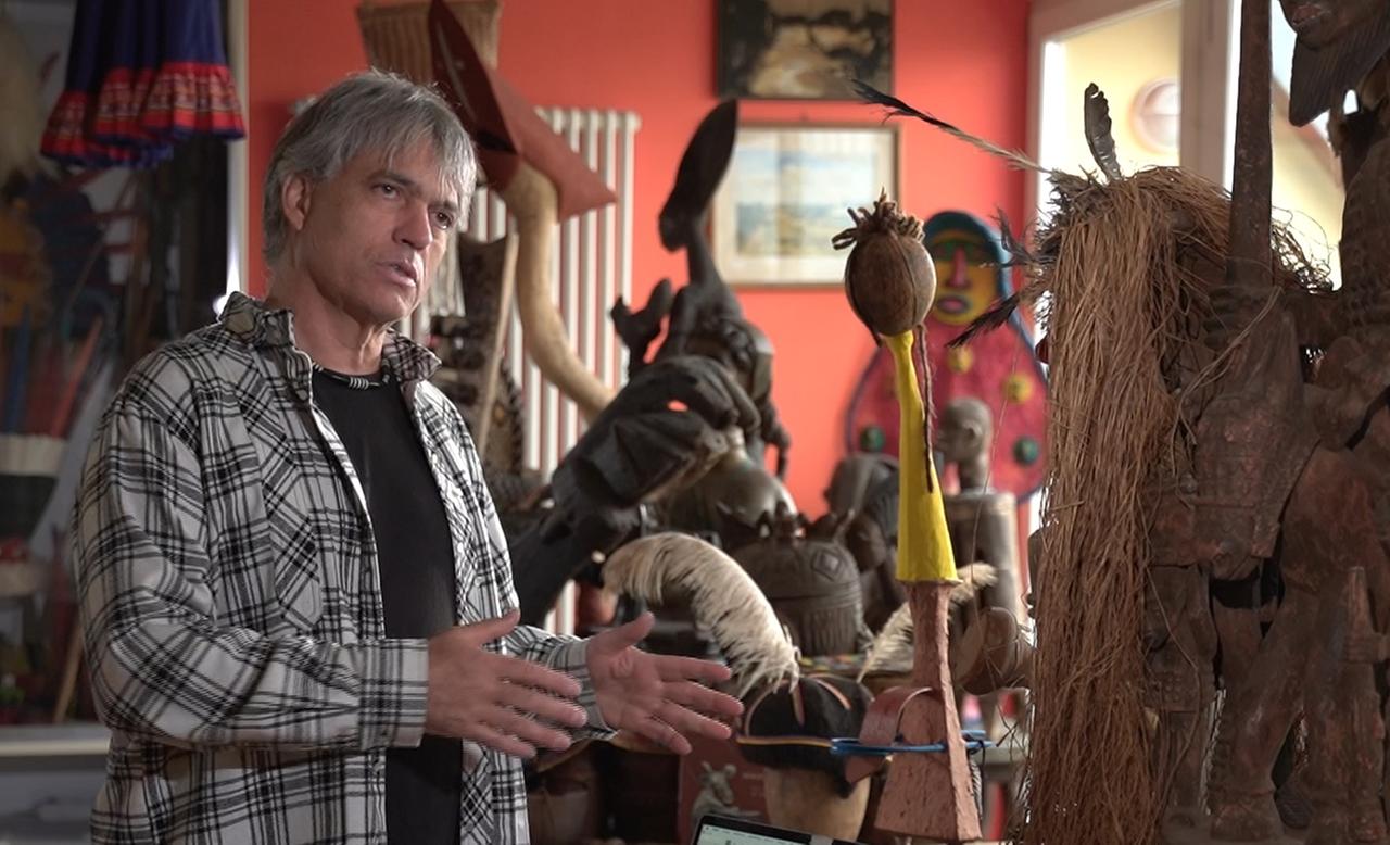 Der Ethnologe Andreas Schlothauer zwischen zahlreichen Objekten