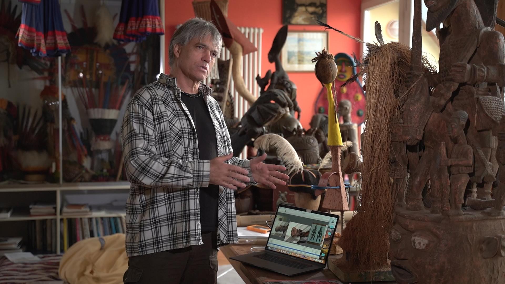 Der Ethnologe Andreas Schlothauer zwischen zahlreichen Objekten