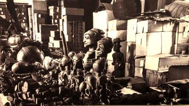 Überfüllte Regale eines ethnologischen Depots (sw) in Hamburg