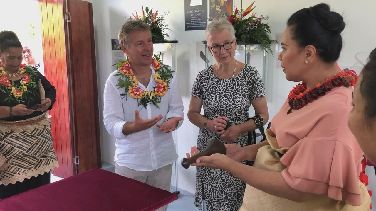 Der Journalist und Kurator Frank Vorpahl übergibt auf Tonga die Replik eines traditionellen Brotfrucht-Stampfers an Prinzessin Frederica Tuita, die Nichte des Königs.