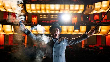 Anton Schindler, der ehemalige Sekretär und Biograf Ludwig van Beethovens, erzählt das Leben des großen Komponisten nach.