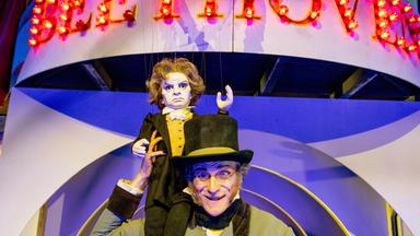 Beethoven als Puppe: Anton Schindler, der ehemalige Sekretär und Biograf Ludwig van Beethovens, führt durch den Beethoven-Vergnügungspark