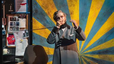 Anton Schindler, der ehemalige Sekretär und Biograf Ludwig van Beethovens, hält die Strippen in der Hand.