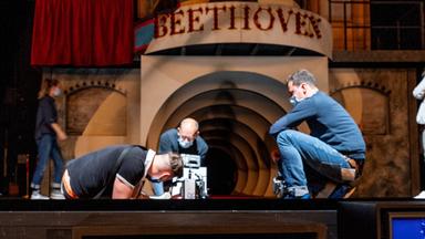 Das Team bei den Aufzeichnungen von "Beethoven - Ein Geisterspiel" im Staatstheater Mainz.