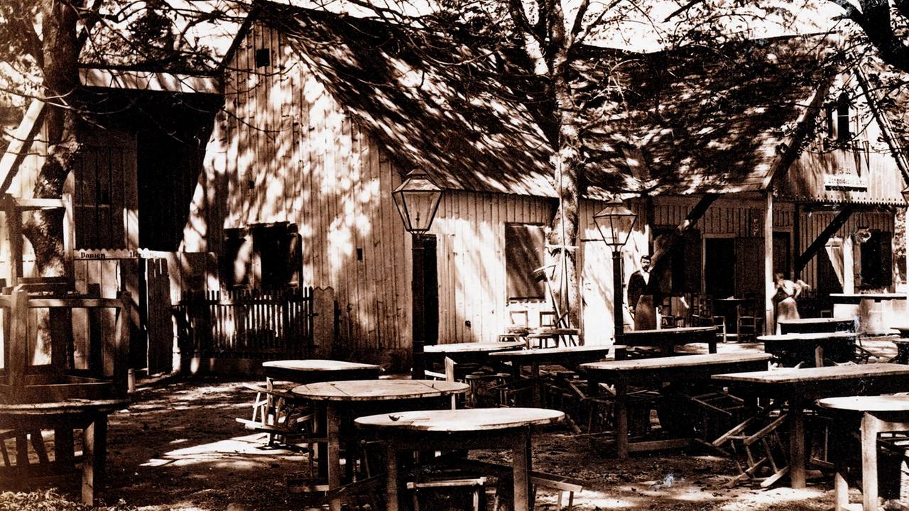 Ein Gasthaus mit Gartentischen