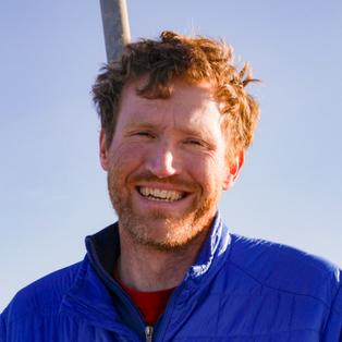 Der Moderator der Sendung in sommerlicher Freizeitkleidung