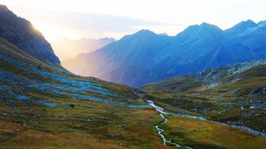 Sonnenaufgang am Rifugio Vittorio Sella über den Bergen.