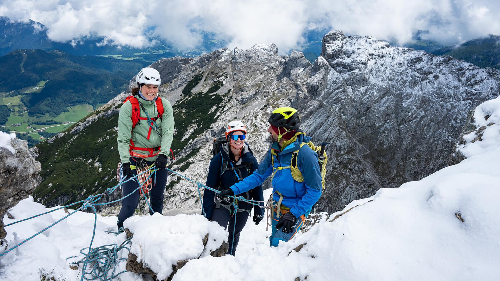 TeilnehmerInnen eines Ausbildungskurses im verschneiten Fels