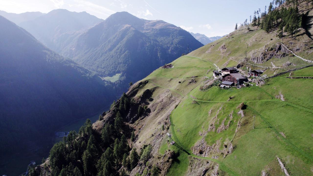 Ein in steilen Bergen gelegener Bergbauernhof