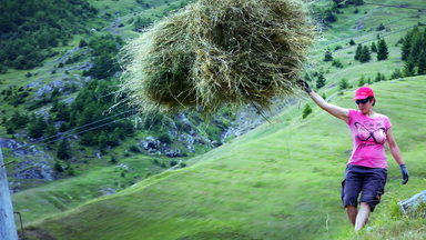 Eine Frau in den Bergen