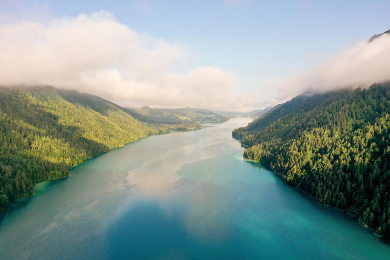 Ein Fluss und an dem Ufer sind Wälder zu sehen