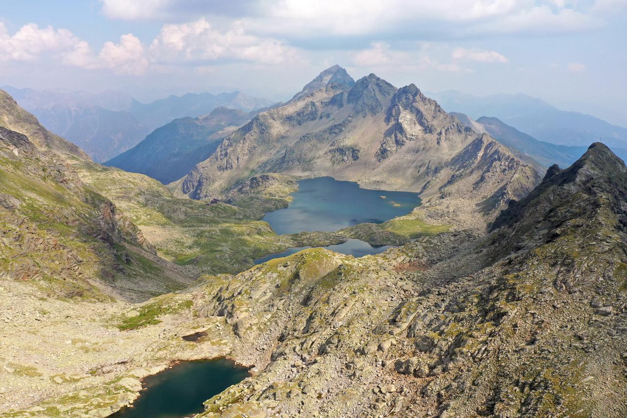 Ein Gebirge mit Blick auf ein See