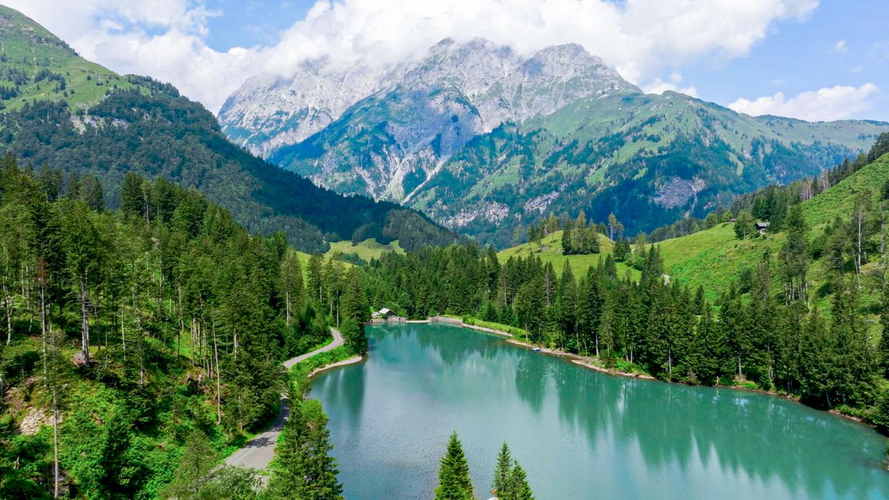 Bergsee aus der Vogelperspektive