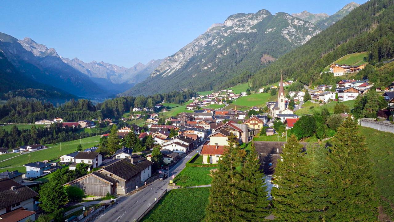 Blick von oben auf ein Bergdorf