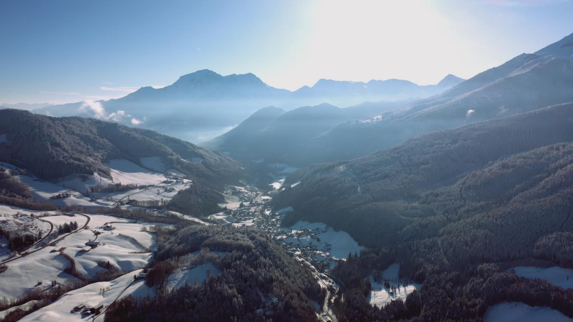 Eine bergige Winterlandschaft