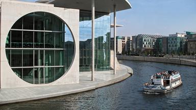 Ein Schiff auf der Spree.