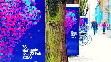 Ein Berlinale-Plakat mit dem Berlinale-Bären im Straßenbild am Potsdamer Platz