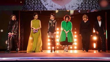 Jury members Kristen Stewart, Golshifteh Farahani, Valeska Grisebach, Radu Jude, Francine Maisler, Carla Simon, Johnnie To auf der Bühne