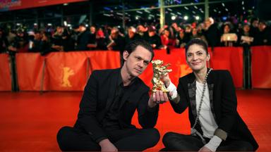 Jo Schück und Katty Salié mit der Statue des Goldenen Bären