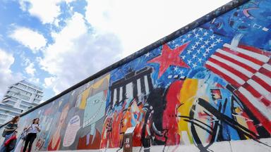 Eine bunt bemalte Mauer