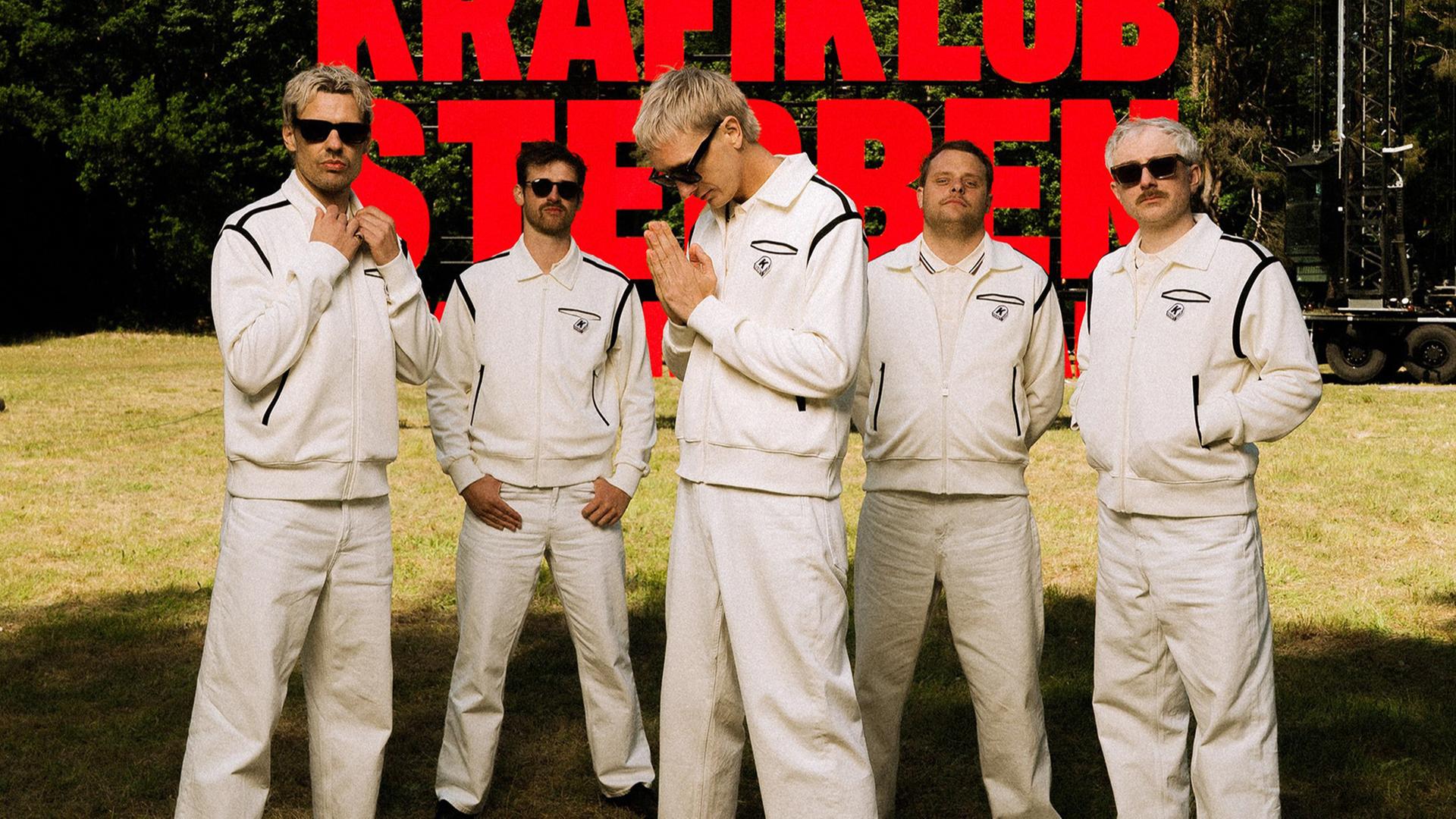 Eine Gruppe von Männern in weißer Kleidung.