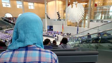 Besucherin mit Kopftuch im Bundestag