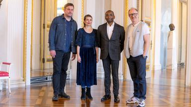 Von links: Sebastian Bezzel, Claudia Küster (Leiterin Betriebsbüro), Charles Maxwell (Vorderhausmanager) und Simon Schwarz.