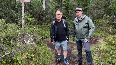 Von links: Simon Schwarz und Sebastian Bezzel auf der Suche nach dem Ursprung der Isar.