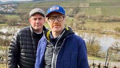 Von links: Sebastian Bezzel und Simon Schwarz am Weinhang in Stammheim.