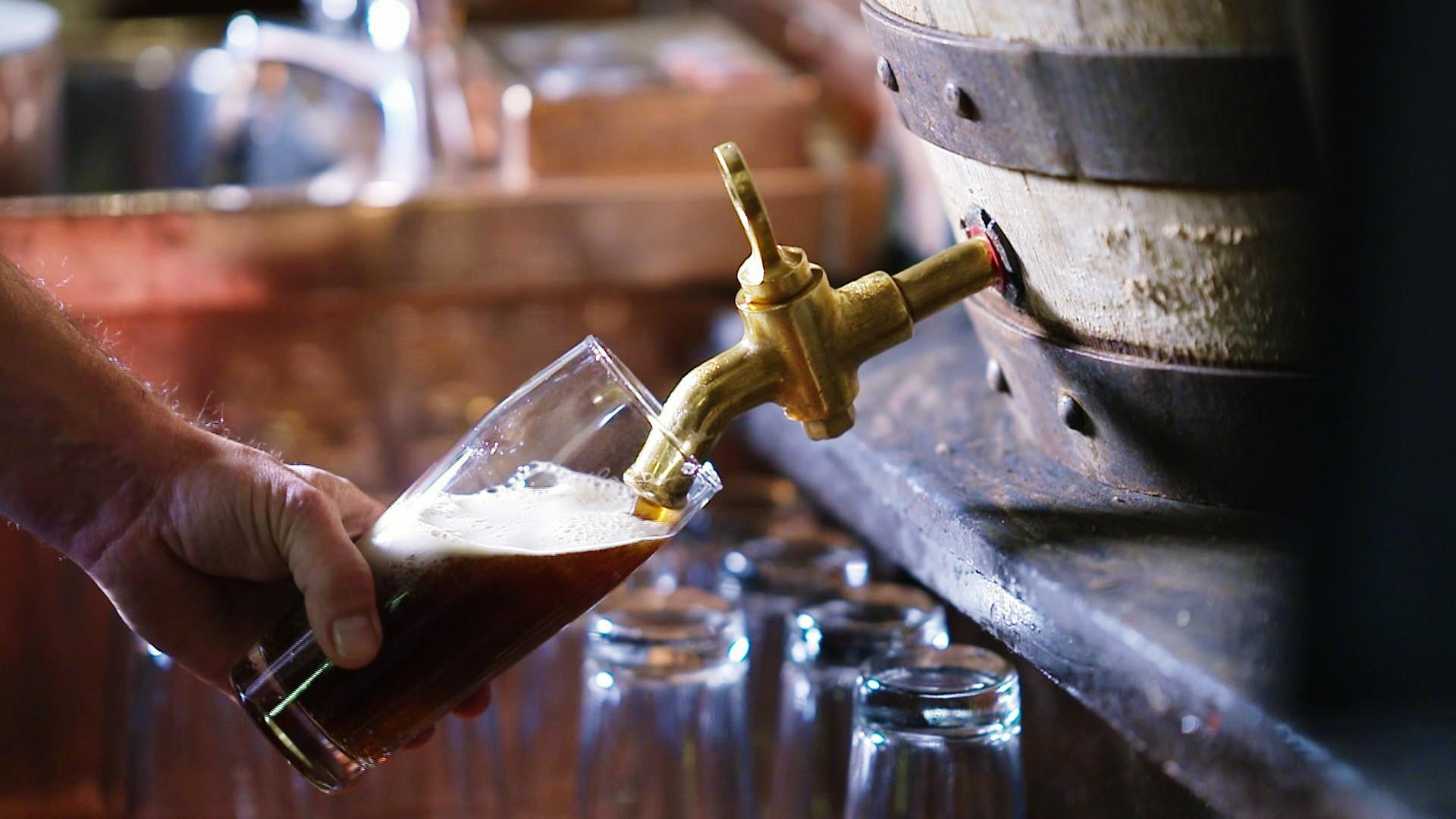 Ein Bier wird gezapft.