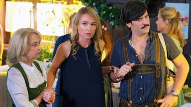 „Bier Royal (2)“: Gisela Hofstetter (Gisela Schneeberger) stützt Vicky Dawson (Lisa Maria Potthoff), die verängstigt ausschaut und sich mit der anderen Hand an Oleg Lenkov (Jasin Challah) klammert.