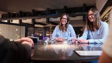 Eineiige Zwillinge bei einem Date