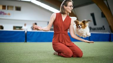 Frau tanzt mit Hund
