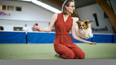 Frau tanzt mit Hund