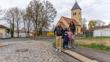Famile vor Kirche