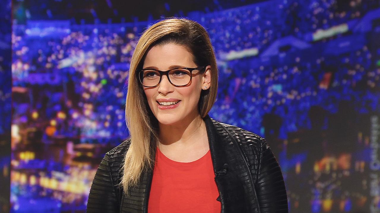 Nahaufnahme von Melek Balgün. Sie hat blonde Haare und trägt eine Brille.