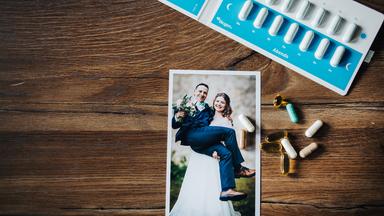 Pillen neben eine Polaroid-Foto auf dem Tisch