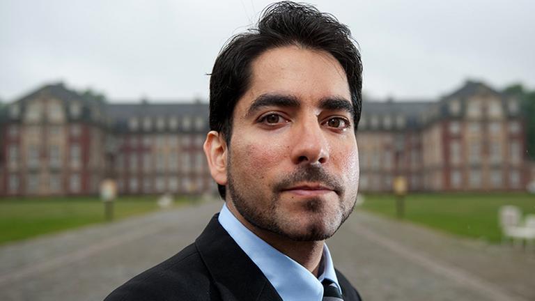 Nahaufnahme von Mouhanad Khorchide vor dem Schloss in Münster.