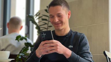 Junger Mann am Handy