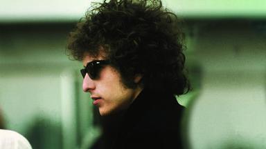 Seitenansicht von Bob Dylan mit Sonnebrille.