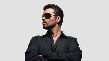 Porträt von Sänger George Michael mit Sonnebrille und verschränkten Armen. Der Blick geht nach links.