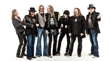 Die sieben Mitglieder der Band Lynyrd Skynyrd im Porträt. 
