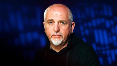 Sänger Peter Gabriel im Porträt. Er blickt in die Kamera.